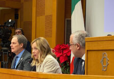 Meloni di fronte ai giornalisti: quasi un idillio, senza toni polemici
