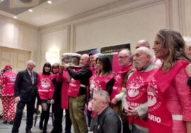 Milano, alla “La Befana dei clochard” vip e politici hanno servito il pranzo