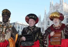 Tutti “a basàa i umitt”. Torna anche quest’anno l’omaggio alle reliquie dei Magi a Milano 