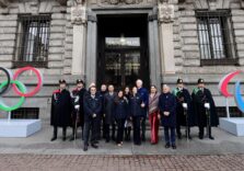 “Milano Cortina 2026”, in piazza Scala i 5 Cerchi Olimpici celebrano i ‘Meno 2 Anni’ ai Giochi Invernali