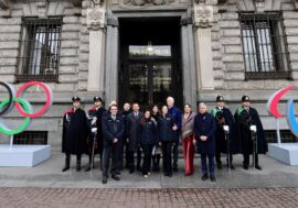 “Milano Cortina 2026”, in piazza Scala i 5 Cerchi Olimpici celebrano i ‘Meno 2 Anni’ ai Giochi Invernali
