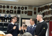 Scoprire il mare a Milano: sui Navigli l’Associazione Nazionale Marinai d’Italia insegna ai giovani la passione del navigare