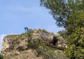 Terre medievali di Liguria: i ruderi del Castello di Lingueglietta resistono alle intemperie del tempo