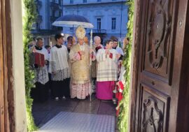 Bagno di fedeli a Valenza Po per la chiusura della Porta Santa