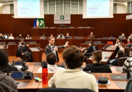 “Consiglieri per un giorno”: oltre cento studenti nell’Aula del Consiglio regionale lombardo studiano la politica