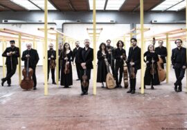 Milano, alla Scala L’Orchestra del Mare suona con strumenti costruiti da detenuti con legno di barche abbandonate