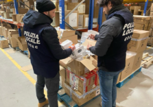 Milano, sequestrati dalla Polizia locale 100mila dispositivi elettronici contraffatti