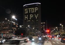 Milano, Palazzo Pirelli illuminato con la scritta “Stop Hpv”