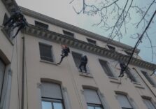 Milano, Spiderman volanti regalano uova di Pasqua ai bimbi ricoverati alla Clinica Pediatrica De Marchi del Policlinico