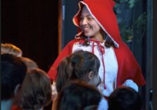 Milano, al Teatro Manzoni arriva ‘Cappuccetto Rosso’: “Che orecchie grandi che hai”… per ascoltare meglio lo spettacolo