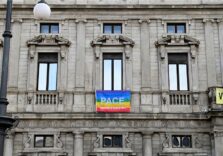 Milano, a Palazzo Marino esposta la bandiera della pace con la scritta “Cessate il fuoco ora”