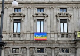 Milano, a Palazzo Marino esposta la bandiera della pace con la scritta “Cessate il fuoco ora”