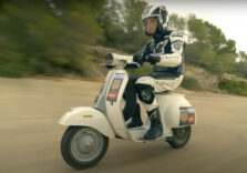 Alla guida di una Vespa 50 del 1979 il 65enne Valerio Boni entra nel Guinnes