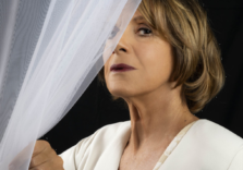 Milano, al Teatro Carcano Lella Costa protagonista di “Otello, di precise parole si vive”