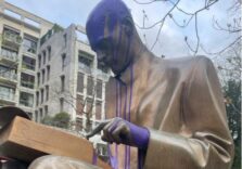 Imbrattata di vernice la statua di Indro Montanelli ai Giardini pubblici di Milano