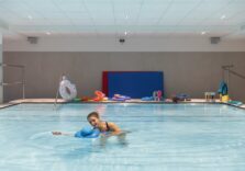 Idroterapia, bambini in acqua liberi da carrozzine e tutori al Centro Tog