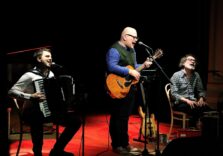 Milano, al Teatro Gerolamo spettacolo dedicato al cantore dialettale Ivan Della Mea con il trio di Alessio Lega