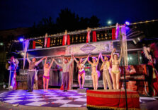Milano, centinaia di persone in piazza Minniti per assistere allo spettacolo “Grande Cabaret” del Teatro viaggiante