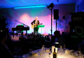 Il cantante Ron allieta l’assemblea annuale dei soci dell’Aisla