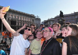 Milano, in piazza Duomo mons. Delpini incontra gli animatori degli oratori estivi