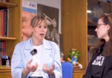 Federica Pellegrini si commuove guardando le immagini di Animal Equality che mostrano il trattamento riservato negli allevamenti intensivi