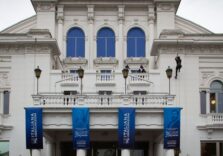 Stupore e curiosità a Milano per le suore acrobate che si calano da un tetto: nasce così il nuovo ‘Teatro Nazionale Italiana Assicurazioni’