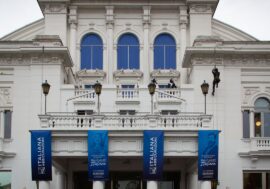 Stupore e curiosità a Milano per le suore acrobate che si calano da un tetto: nasce così il nuovo ‘Teatro Nazionale Italiana Assicurazioni’