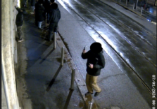 Milano, due writer che avevano sporcato muri e serrande dopo aver festeggiato compleanno scoperti e denunciati dalla Polizia locale