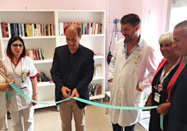 Forlì, all’Ospedale Morgagni-Pierantoni inaugurata la Biblioteca della Rinascita: libri a disposizione delle pazienti oncologiche e delle loro famiglie