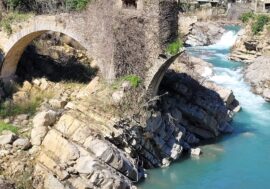 Il ponte tardo medievale di Desteglio sul fiume Argentina richiama ancora turisti