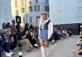 Milano, sfilata in piazza Tomasi di Lampedusa dei modelli di Lineapelle creati dai giovani