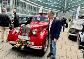 Milano, auto storiche in piazza Lombardia per celebrare il centenario della prima autostrada Milano-Varese