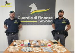 Savona, spacciatore arrestato dalla Guardia di Finanza con sequestro di hashish, cocaina e contanti