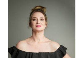 Milano, al Teatro Filodrammatici Alice Mangione debutta con il monologo “Cruda e Nuda”