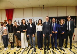Milano, a Palazzo Pirelli inaugurata la mostra “Annodiamoci”, una cima rossa per combattere il tumore al seno