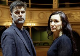 Milano, al Teatro Gerolamo Arianna Scommegna e Mattia Fabris propongono “V13”: la Parigi sconvolta dagli attentati terroristici del 2015 al Bataclan