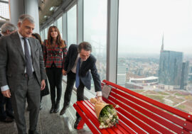 Giornata Internazionale contro la violenza sulle donne: fiori bianchi deposti sulla panchina rossa di Palazzo Lombardia