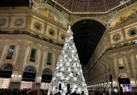 Milano, acceso in Galleria l’albero di Natale di Dior Parfume