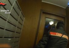 Milano, arrestati dai Carabinieri tre ladri ripresi dalle telecamere mentre rubavano in un appartamento di corso Lodi