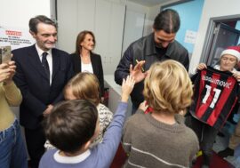 Doni natalizi donati ai bambini dell’Ospedale Buzzi di Milano dal governatore Fontana e Ibrahimović