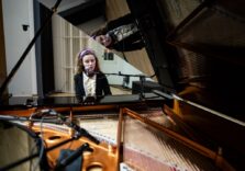 Milano, pubblico incantato al concerto dell’artista ipovedente Frida Bollani Magoni a Palazzo Lombardia