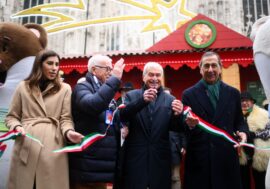 Milano, inaugurato il Mercatino di Natale in Duomo