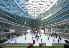 Milano, rimane aperta fino al 9 febbraio la pista di pattinaggio su ghiaccio a Palazzo Lombardia