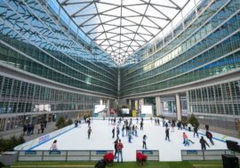 Milano, rimane aperta fino al 9 febbraio la pista di pattinaggio su ghiaccio a Palazzo Lombardia