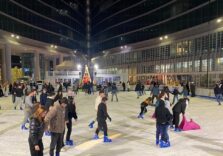 Milano, boom di presenze in piazza Lombardia per la pista sul ghiaccio e visite al Belvedere