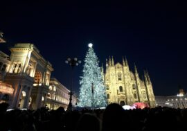 Milano, con l’illuminazione dell’Albero di Natale in piazza Duomo al via le festività natalizie in città