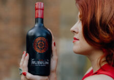 Amaro Ilex Rubium: l’eleganza e il tepore del Natale nel nuovo liquore di Alessandro De Concilio