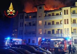 Corsico, incendio in un sottotetto. Nessun ferito o intossicato