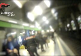 Milano, Carabinieri sventano suicidio di una 14enne in metropolitana