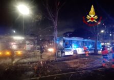 Autobus si schianta contro un albero a Milano, otto feriti